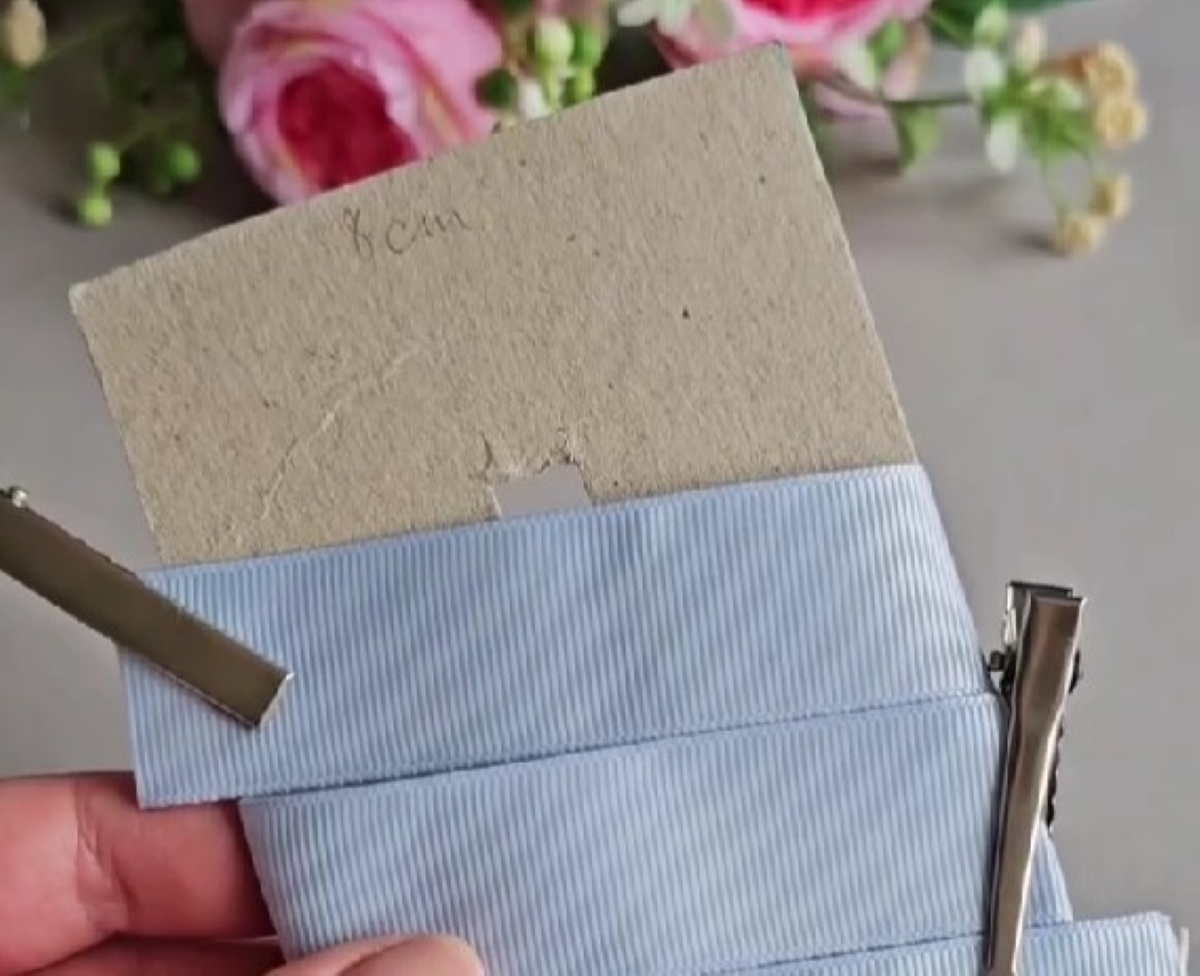 厚紙にリボンを巻き付けて、真ん中だけをチクチク縫うと……「すご！」「賢いな～」　驚きの完成品が790万再生【海外】（1/3） | ライフスタイル ねとらぼ