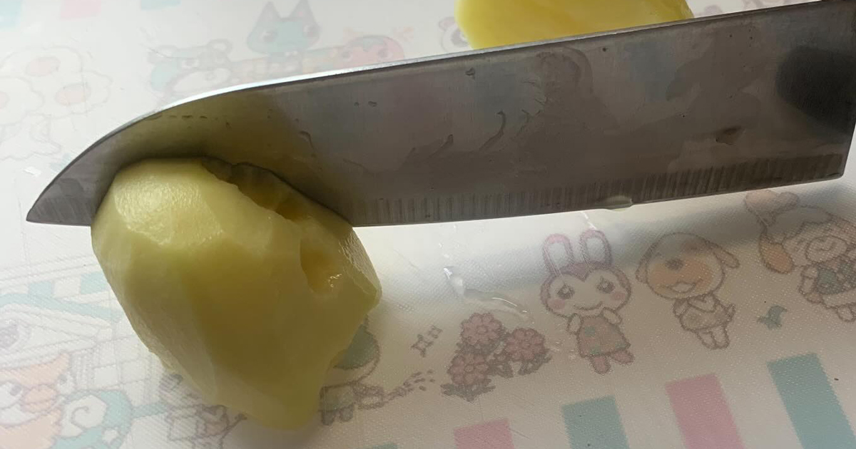 「お願いよ。嘘だと言って」　包丁でじゃがいもを切ろうとしたら……「どうしてそんなことに」　訪れてしまった“最悪の事態”に反響（1/2） | ライフスタイル ねとらぼ