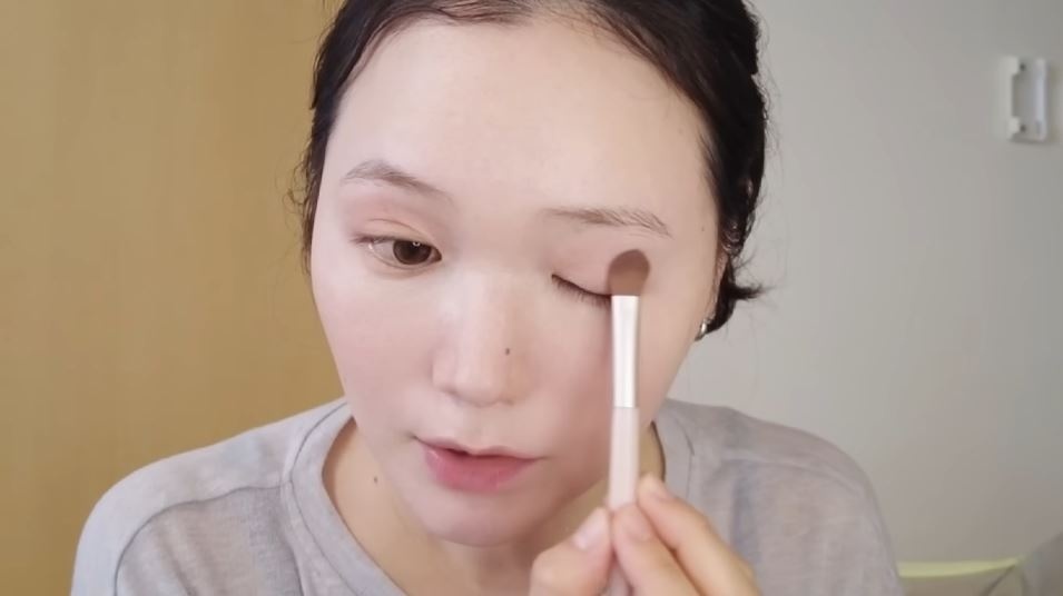 アイシャドウはふわっと乗せる