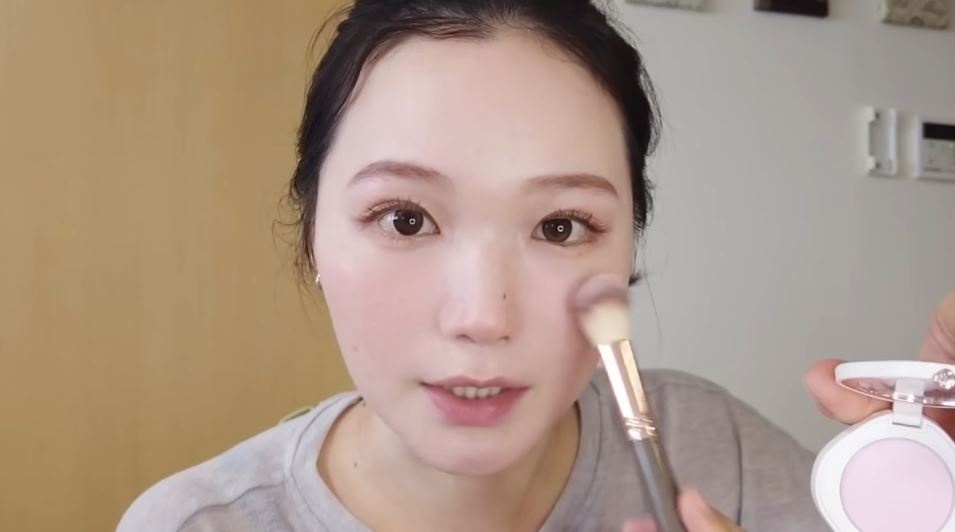 白みチークで透明感を出す