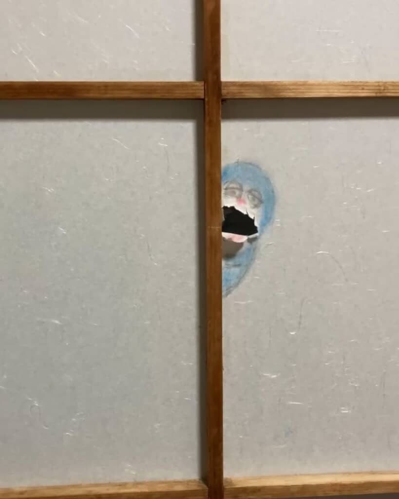 孫が作った障子の穴を芸術に変えるじいじ