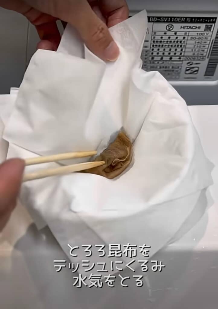 ティッシュで水気をとります