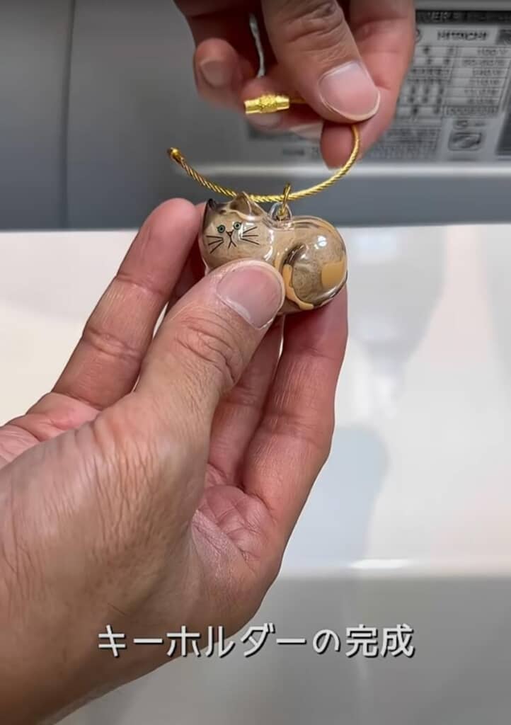 ケースに毛を詰めたらキーホルダーの完成