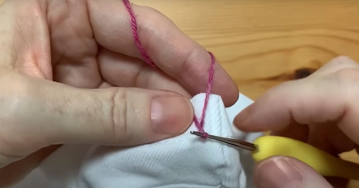 毛糸でリメークした“ユニクロ無地Tシャツ”に「袖を編んでしまうの」「ステキ」　オシャレに生まれ変わった完成形に反響　投稿者に聞いた（1/3） | ライフスタイル ねとらぼ