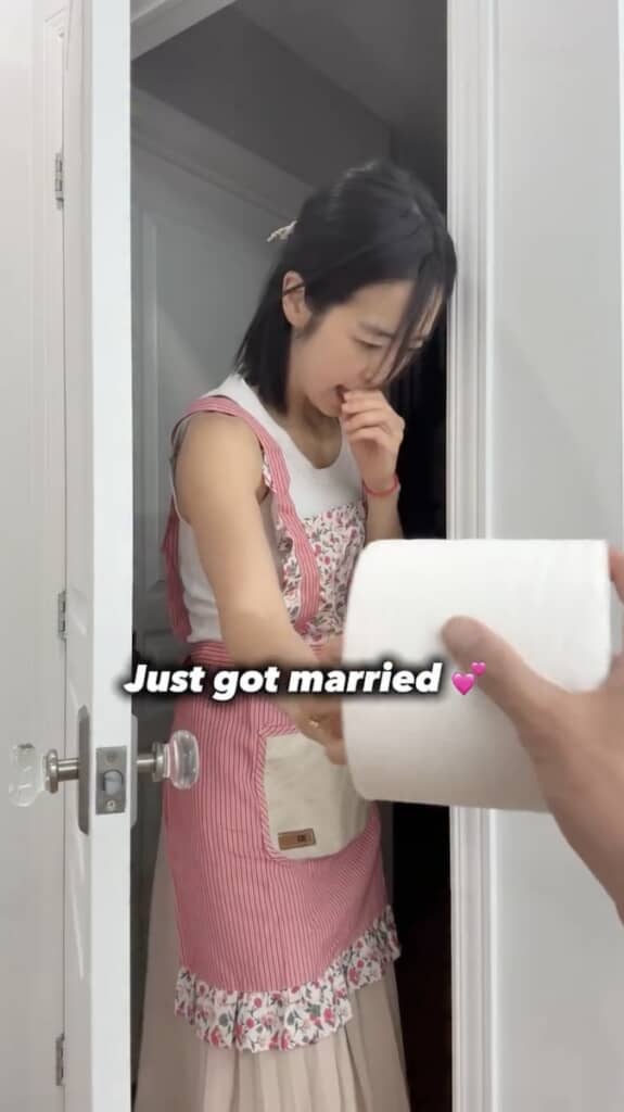 恥ずかしそうにペーパーを届ける妻（結婚間もない時期）