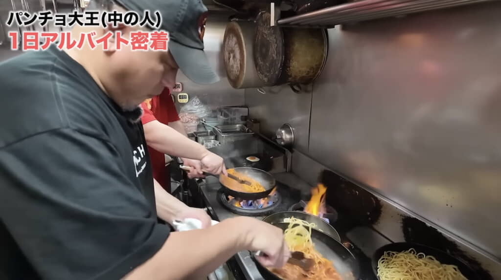 手際よくフライパンをあおる