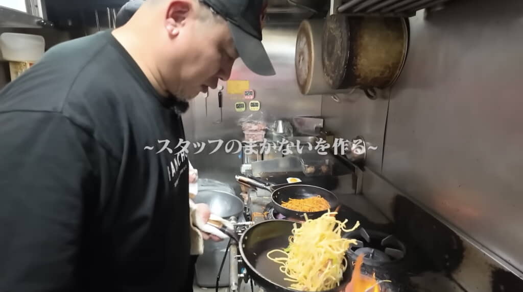 スタッフのまかないを作る