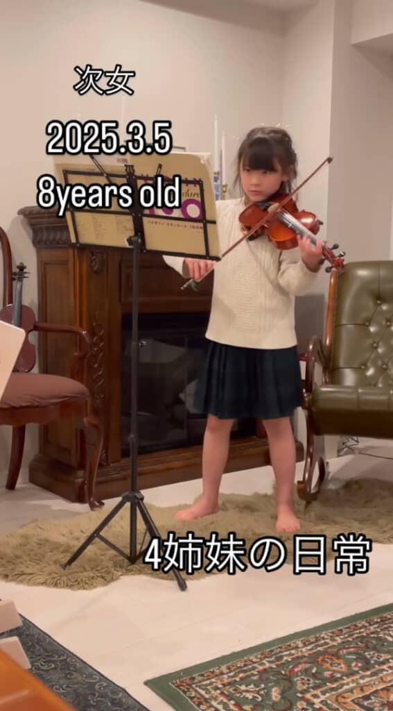 バイオリンを演奏する次女。すると……