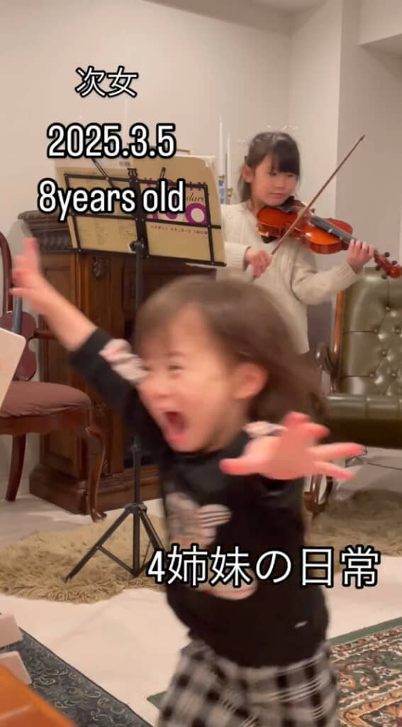 カメラの前を横切る双子たち！