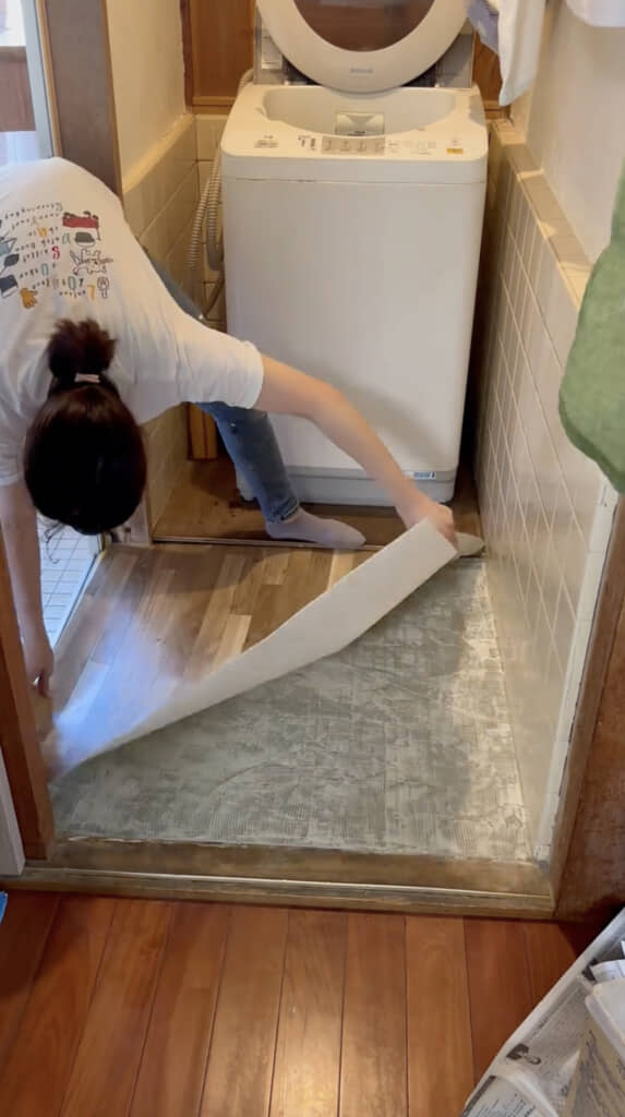 空気が入らないように貼ります