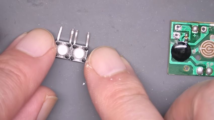 2個並べたタクトスイッチ