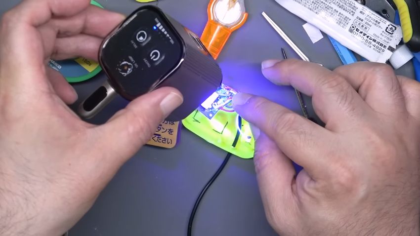 紫外線を照射して基板上の樹脂を固める様子