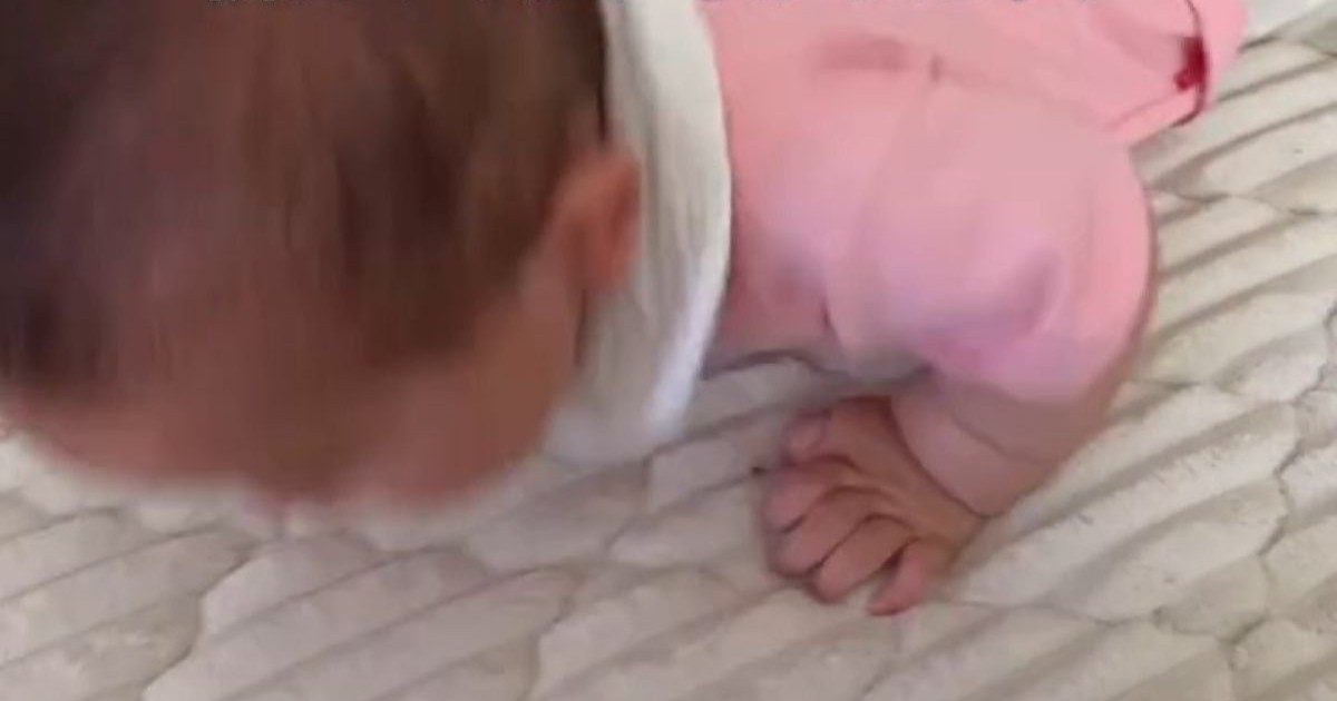 お昼寝から目覚めた0歳赤ちゃん→隣にママがいないと気付いた、次の瞬間……「まって」「なんじゃこれかわいすぎる」（1/2） | 育児 ねとらぼ