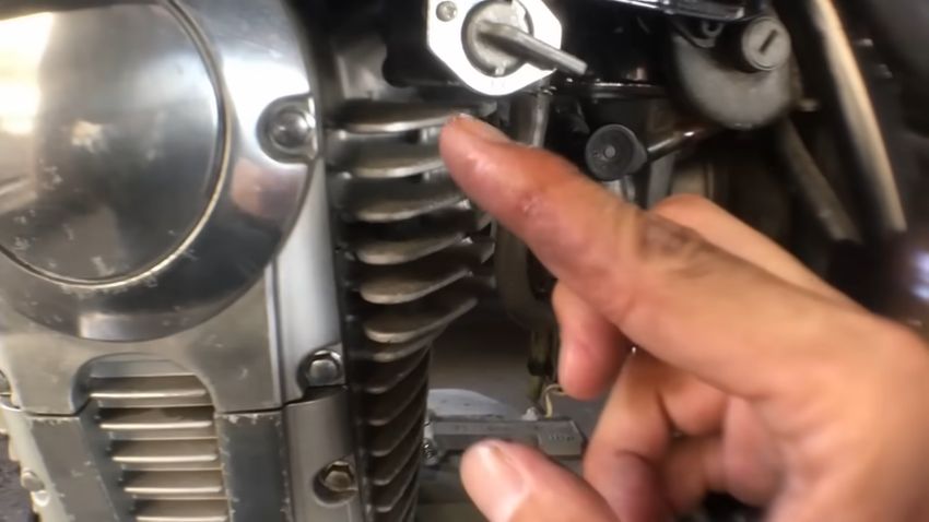 燃料コックをひねるとガソリンが漏れる