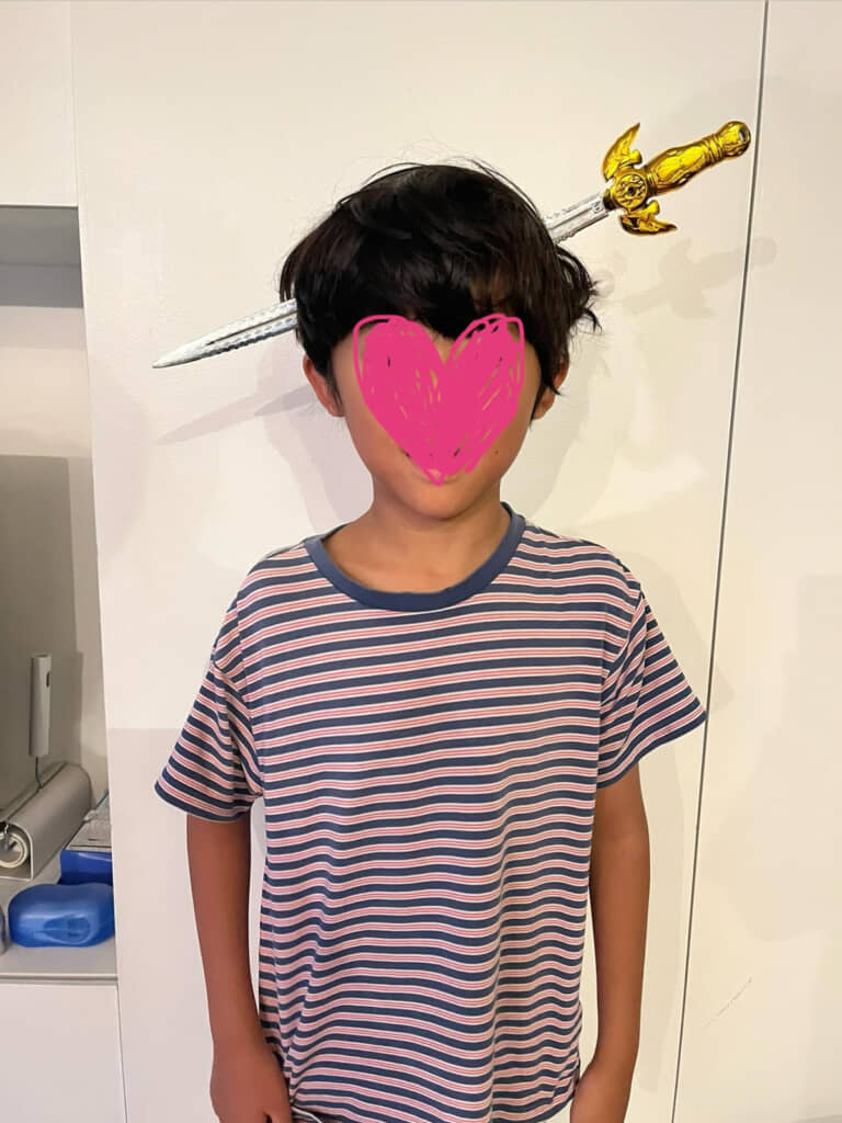 剣が頭に刺さっているカチューシャ