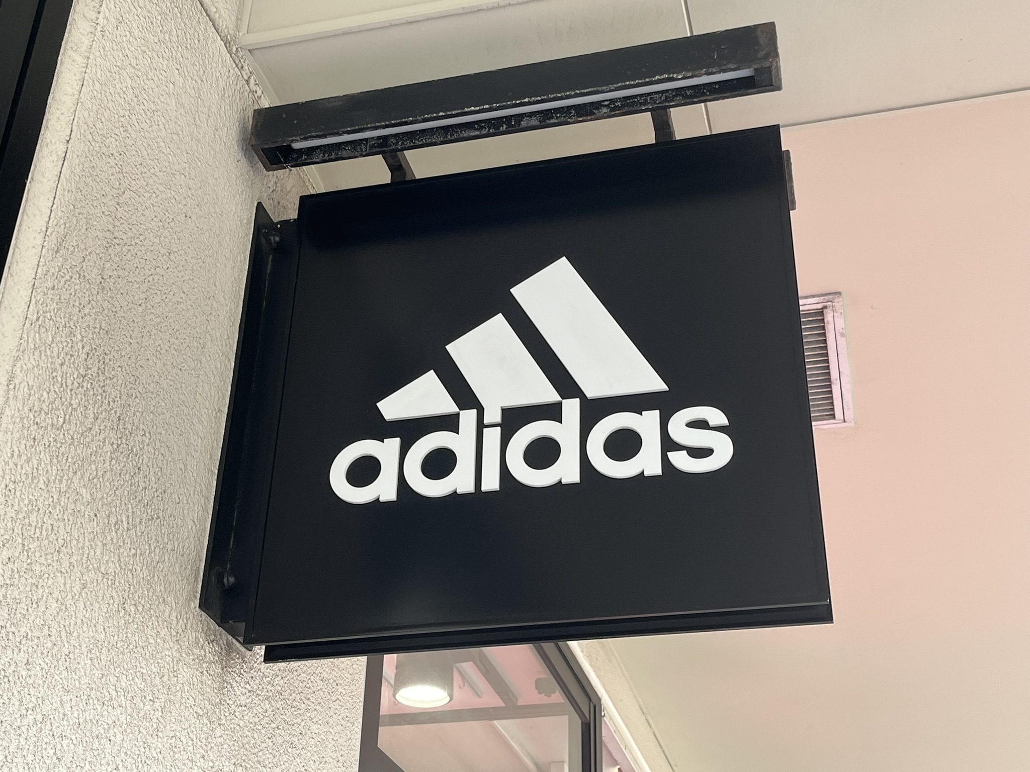 「100点です」アディダスのクラシックな“リュック”が大好評！　「子どもから大人まで使える」「コスパ最高」 | バッグ ねとらぼリサーチ