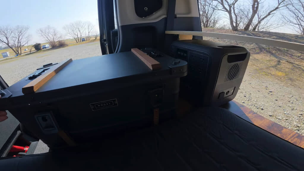 ポータブル電源が収まるように設計