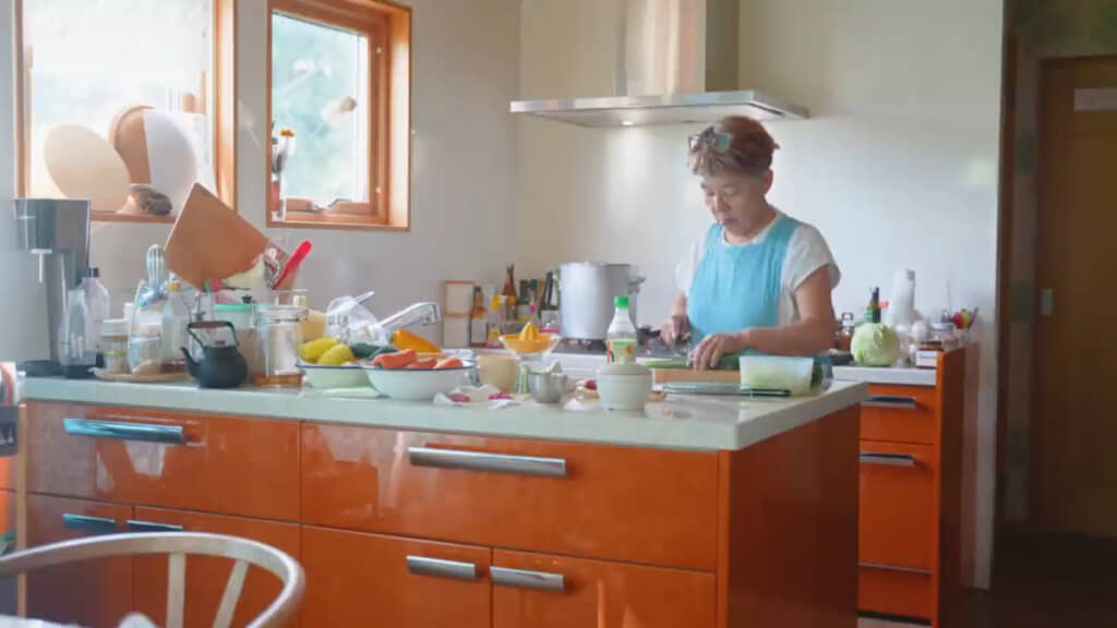 おもてなし料理を準備する67歳のお母さま