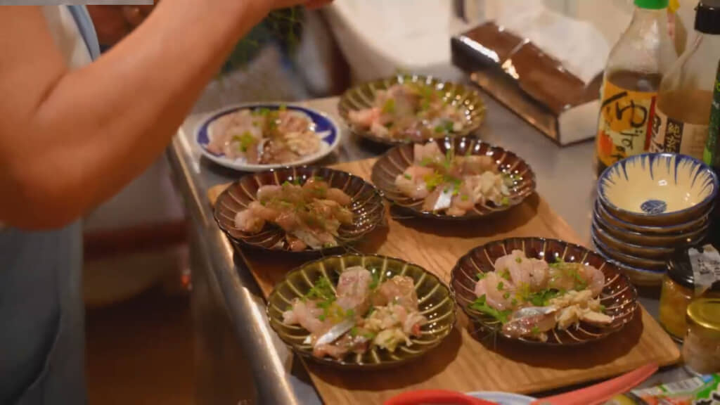 前菜のお刺身を準備