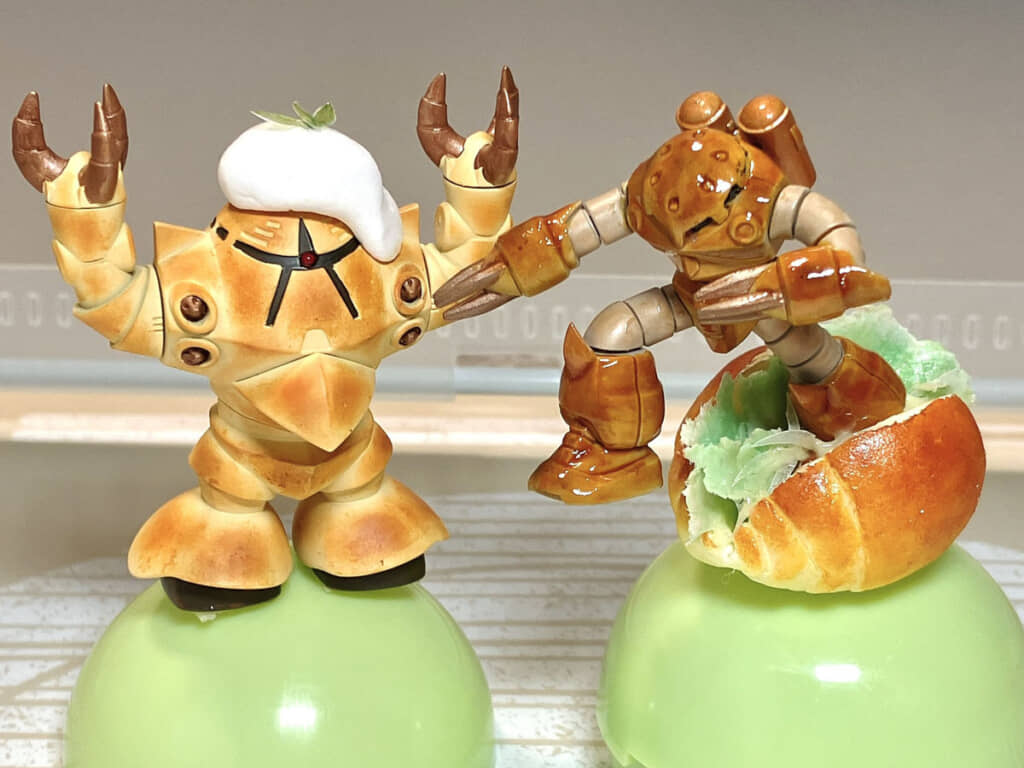 ゾック（左）はクリームがのったスコーン風。ズゴック（右）はツヤツヤのテリヤキに