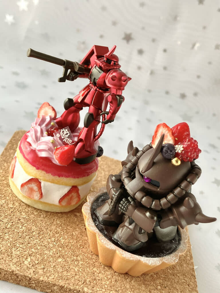 お菓子風の台座で演出されたシャアザク（左）とグフ（右）