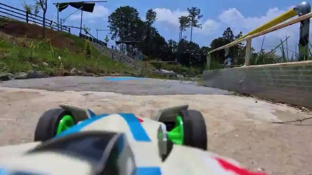 ミニ四駆に搭載したカメラの映像