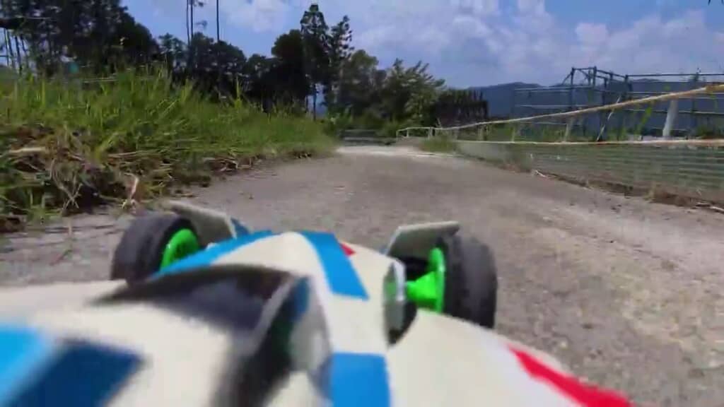 脇に草が生い茂っているコースを走るミニ四駆