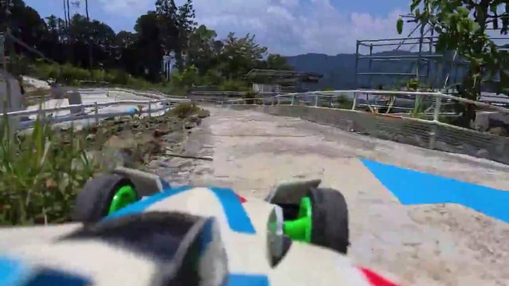 走っている場所はサーキット場