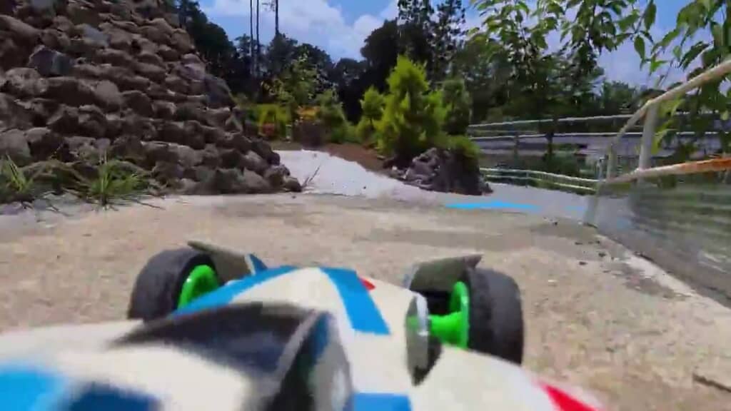 コース両サイドの外壁や石垣が大きく見える