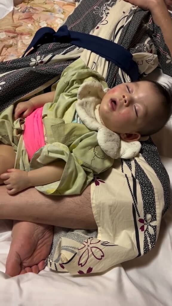 ぐっすり眠る我が子がいたのは……