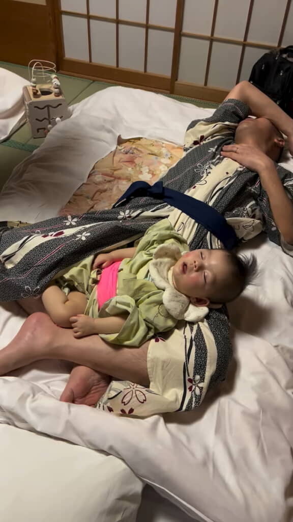 ……寝てるじいじの脚の間！