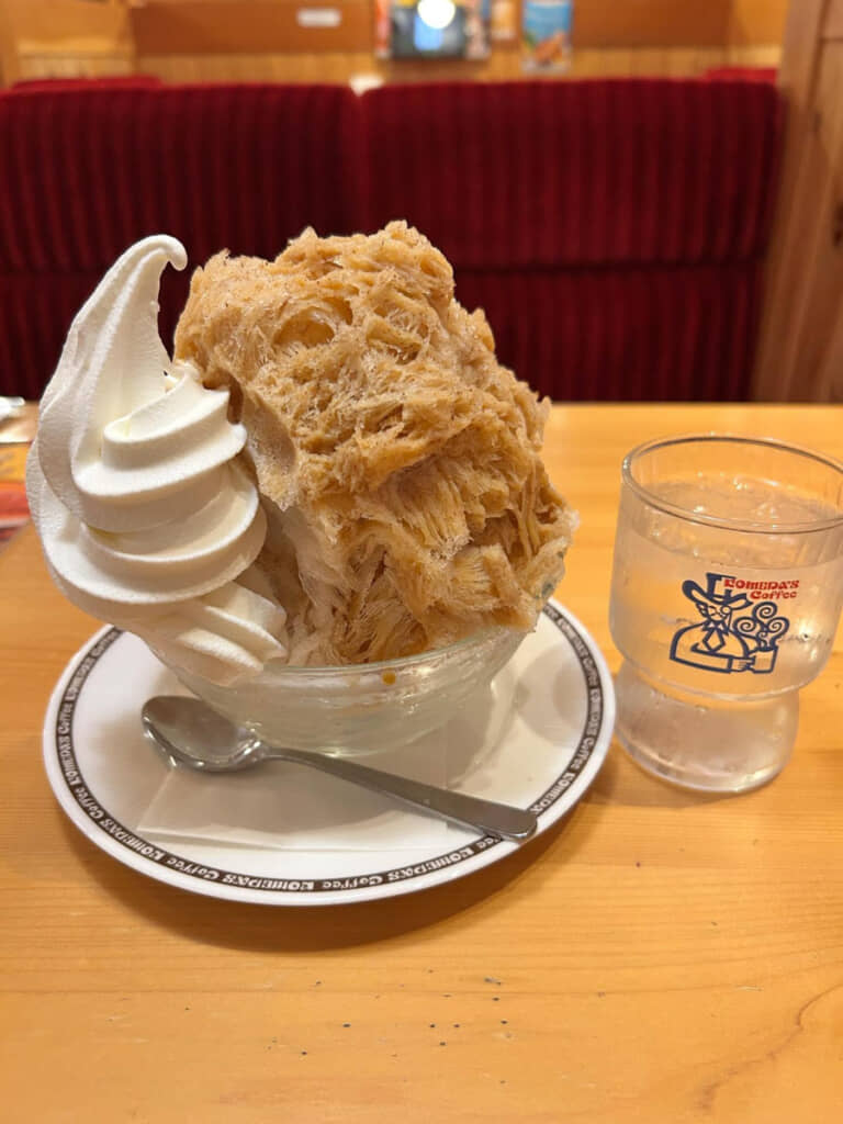 ミニはミニで、ソフトクリームに負けないサイズ。なんなら色が濃くておいしそうまである