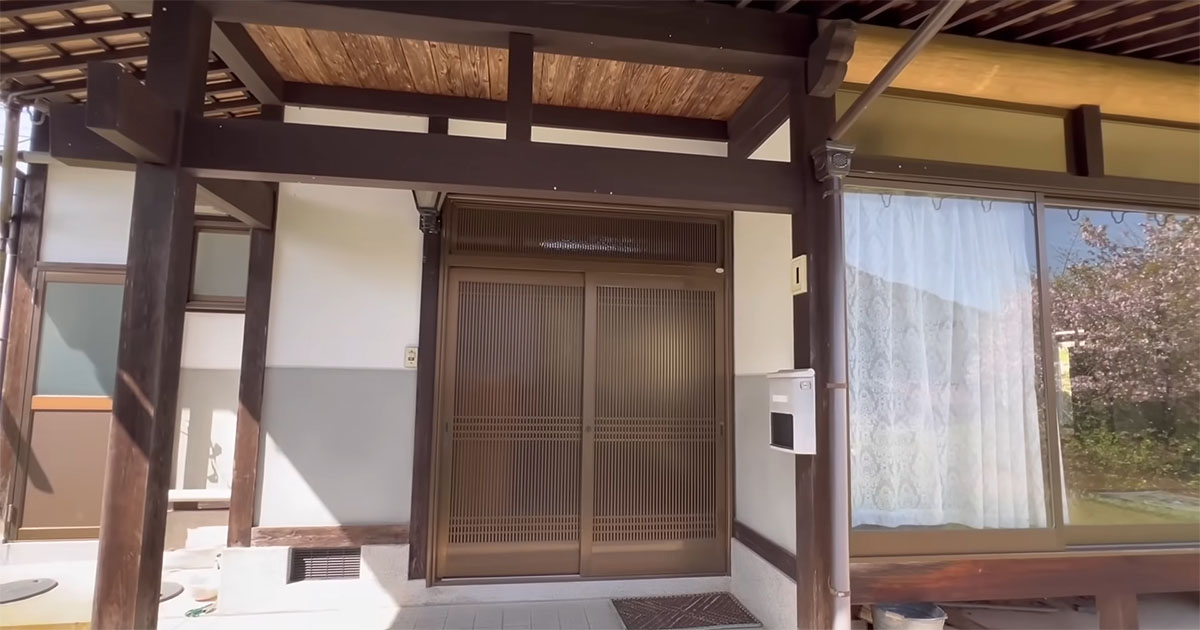 愛犬のため、30代女性が購入した田舎の平屋→玄関を開けると……　夢のような光景に「わぁ、ステキ！」「めちゃくちゃ憧れる」（1/3） | 住まい ねとらぼ