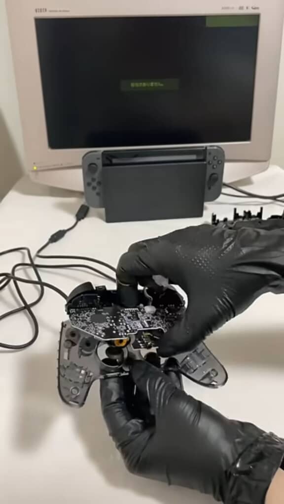 分解して基板がむき出しになった「PDP Faceoff Deluxe」