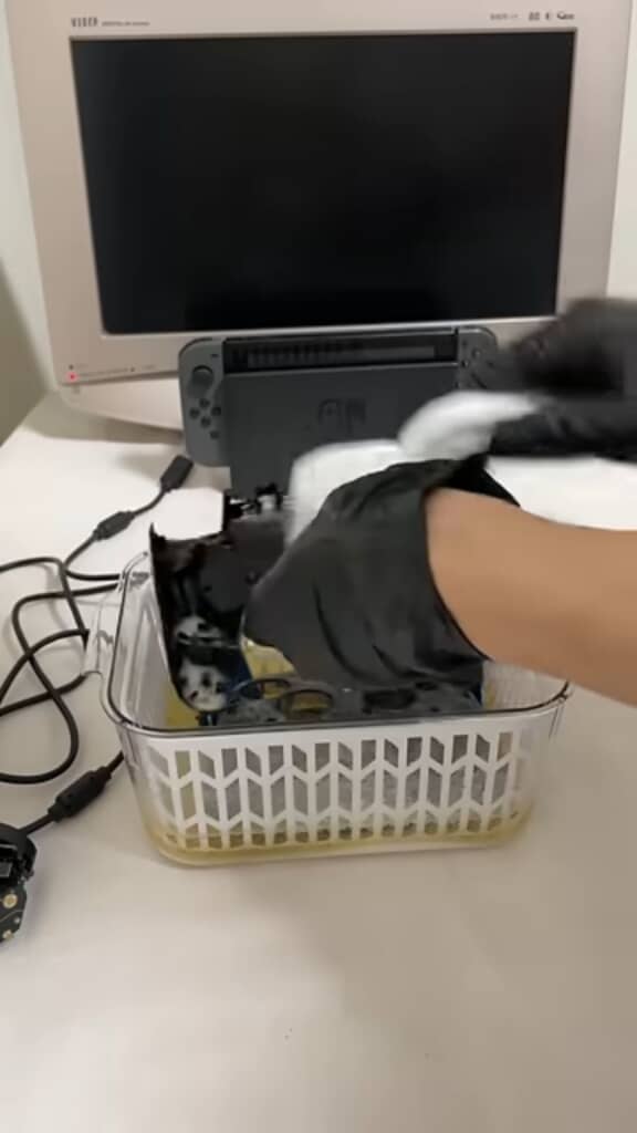 ブラシでカバーの汚れを落とす