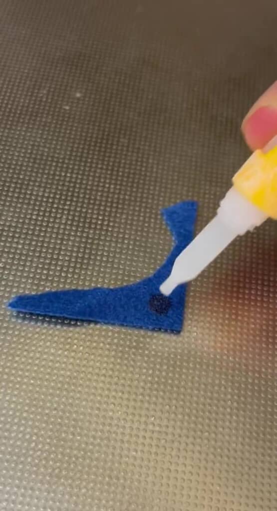 フェルトに接着剤を垂らすと……？