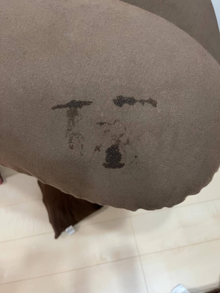 娘の泣き顔が残ったクッション