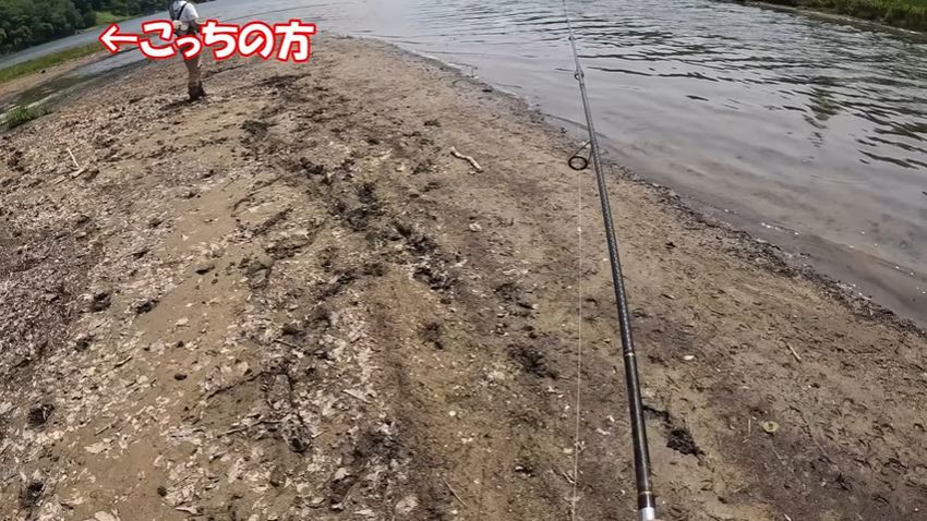 ダム近くの川でニジマス釣りを楽しむ兄弟
