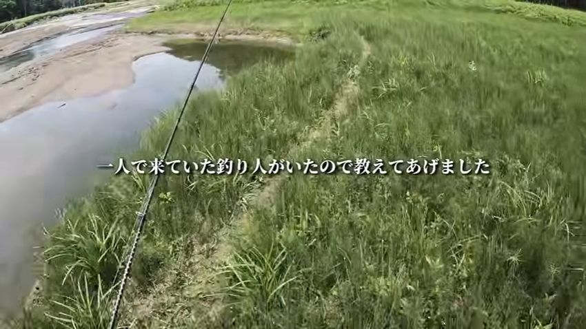 帰る途中で他の釣り人にヒグマのことを伝える兄弟