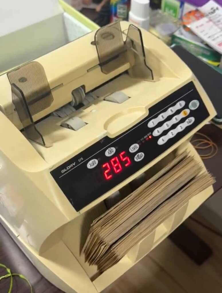 紙幣のカウントを終えた計数機のディスプレイに「285」と表示された状態。