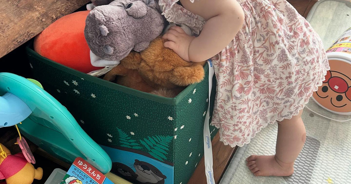 急に静かになった1歳娘をふと見ると……「え？　マジで？」　ママが見た“衝撃の光景”に癒やされる人続出　「かわいすぎる」（1/2） | 育児 ねとらぼ