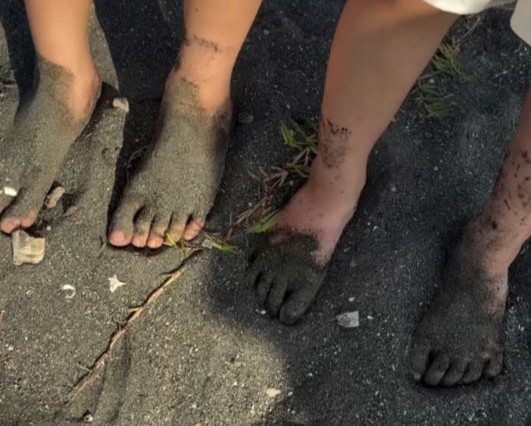 「これは思いつかなかった」　砂浜でドロドロになった手足→一瞬できれいになる裏技に「わー！すごく便利」「20年前に知りたかったぁ」（1/3） | ライフハック ねとらぼ