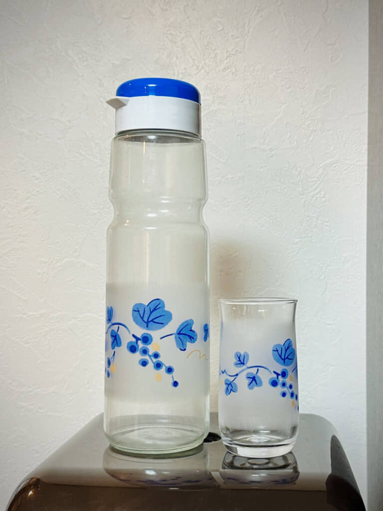 牧歌的なデザインが懐かしいボトルとタンブラーのセット