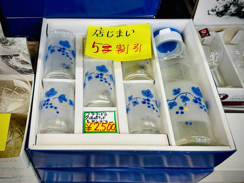 閉店セールで3割引、5割引と値下げされてきたセット。最終的には、お店のおばあさんが会計時に7割引にしてくれたそうです