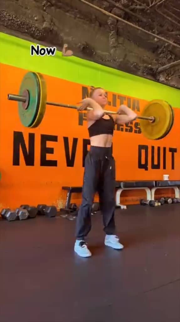 重量挙げのマネをする女の子の9年後の姿