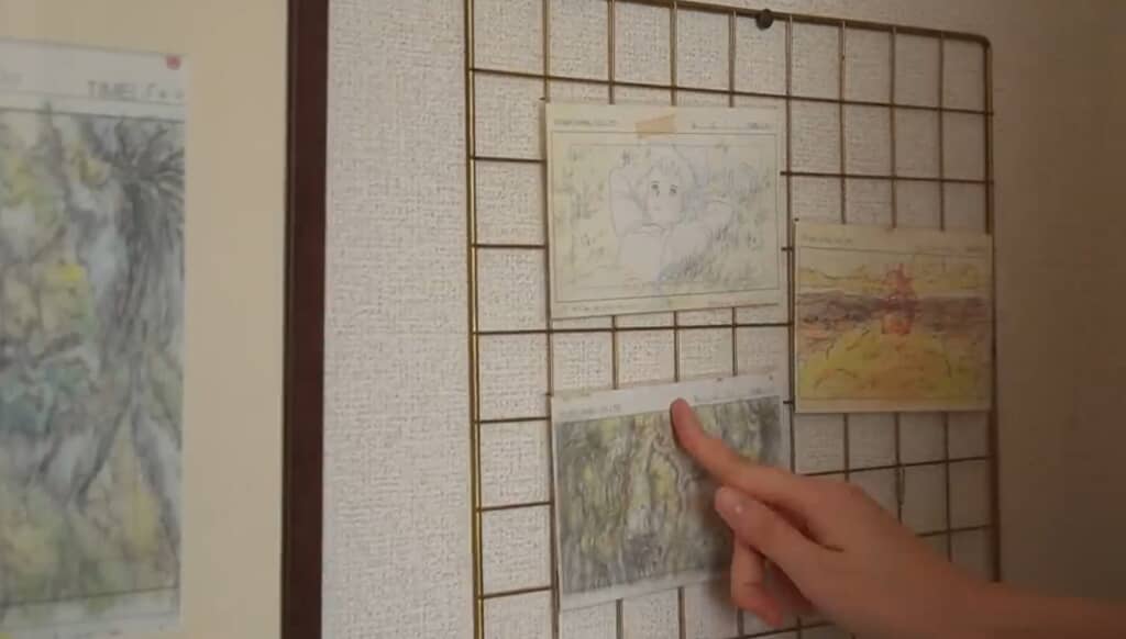 大切にしていたポストカードや原画を壁に貼っていきます