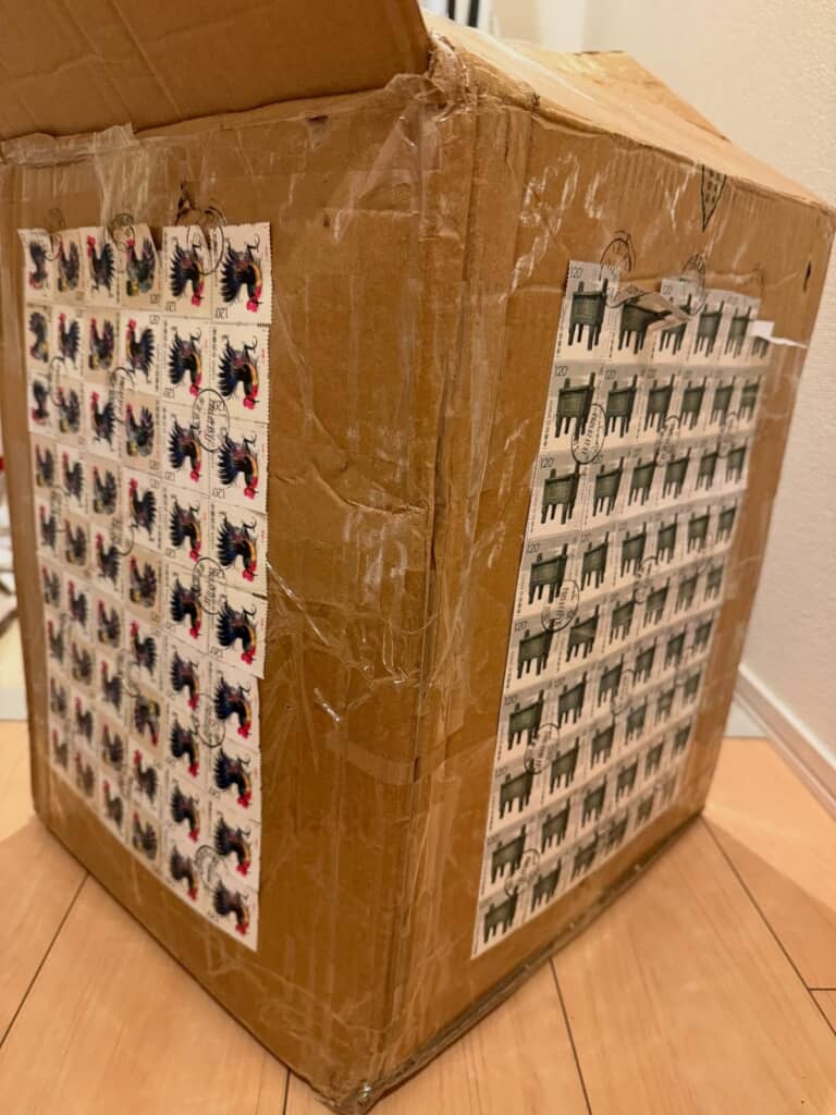 切手がぎっちり貼られた箱で届いた商品（画像提供：myuuさん／@_____yrm_）