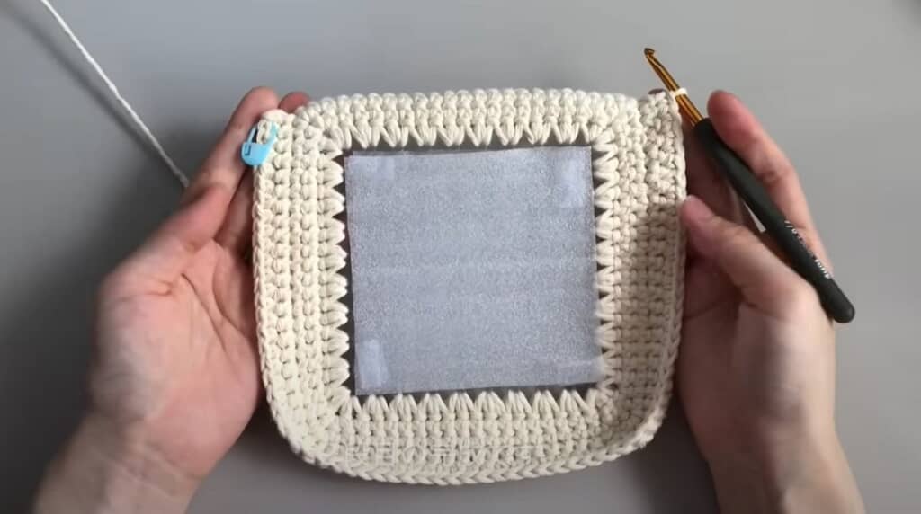 マチ2段目まで編んだ状態