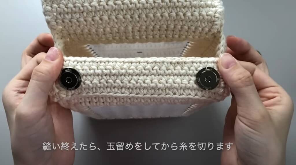 マグネットホックを縫い付けます