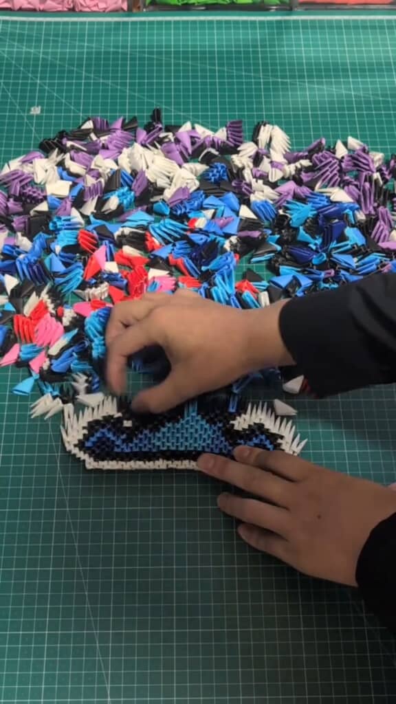 部品は長方形の紙を袋状に折り、クチバシのような形に整えたもの。とがったところを袋の部分に差し込んで連結している